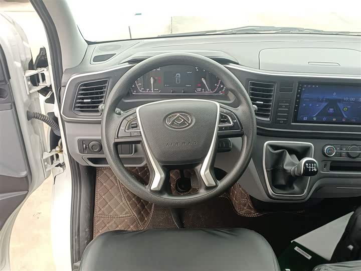 Maxus V80 2023 2023款 2.0T 手动经典傲运通短轴中顶5/6座