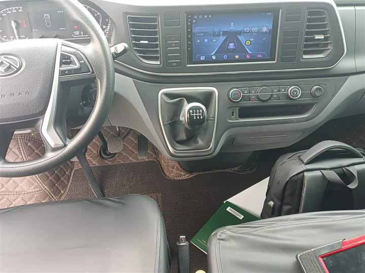 Maxus V80 2023 2023款 2.0T 手动经典傲运通短轴中顶5/6座