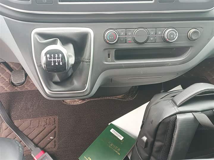 Maxus V80 2023 2023款 2.0T 手动经典傲运通短轴中顶5/6座