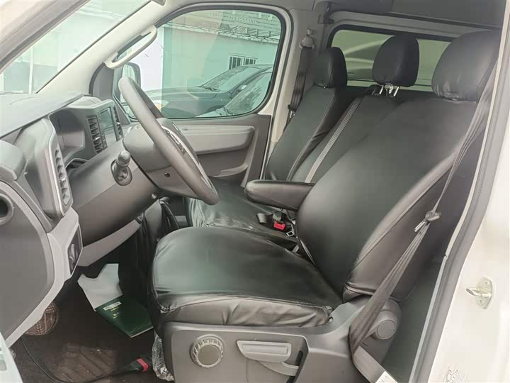 Maxus V80 2023 2023款 2.0T 手动经典傲运通短轴中顶5/6座