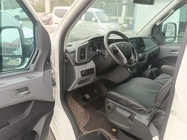 Maxus V80 2023 2023款 2.0T 手动经典傲运通短轴中顶5/6座