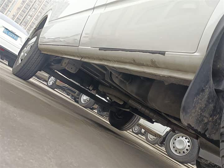 Maxus V80 2023 2023款 2.0T 手动经典傲运通短轴中顶5/6座