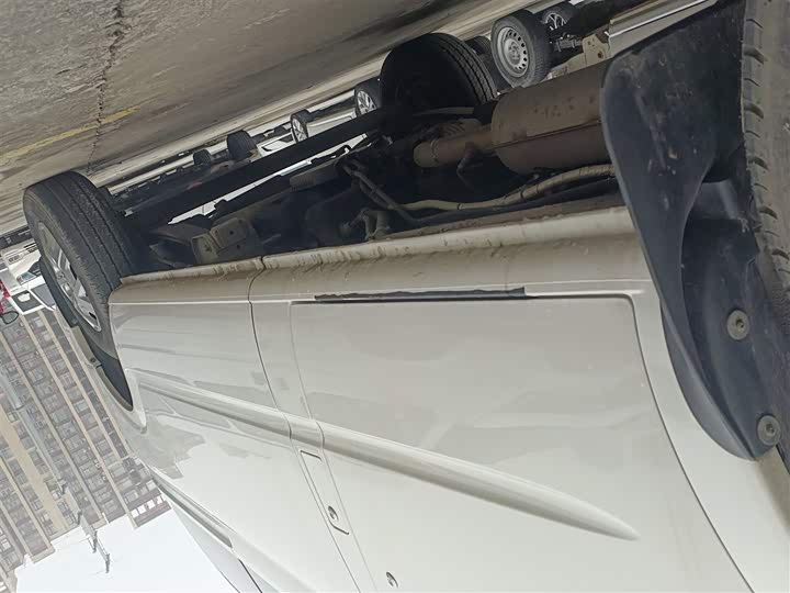 Maxus V80 2023 2023款 2.0T 手动经典傲运通短轴中顶5/6座