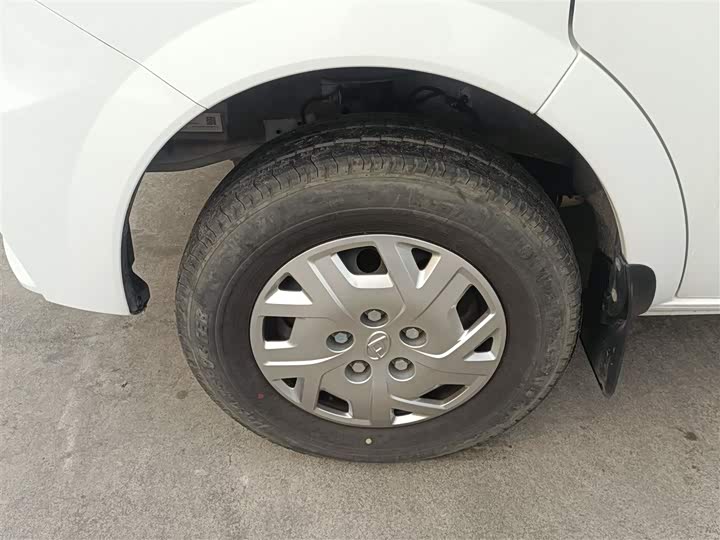 Maxus V80 2023 2023款 2.0T 手动经典傲运通短轴中顶5/6座