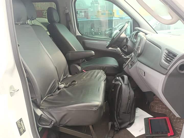 Maxus V80 2023 2023款 2.0T 手动经典傲运通短轴中顶5/6座