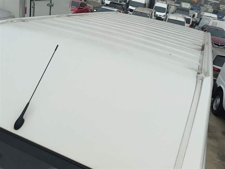 Maxus V80 2023 2023款 2.0T 手动经典傲运通短轴中顶5/6座