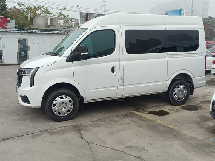 Maxus V80 2023 2023款 2.0T 手动经典傲运通短轴中顶5/6座