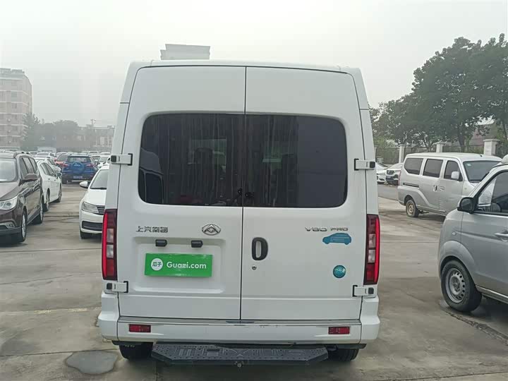 Maxus V80 2023 2023款 2.0T 手动经典傲运通短轴中顶5/6座