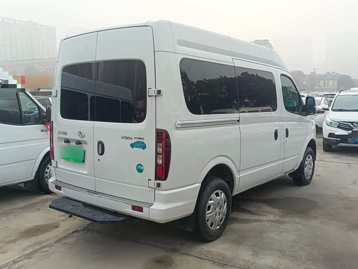 Maxus V80 2023 2023款 2.0T 手动经典傲运通短轴中顶5/6座