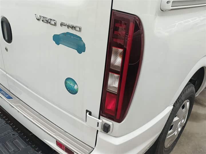 Maxus V80 2023 2023款 2.0T 手动经典傲运通短轴中顶5/6座