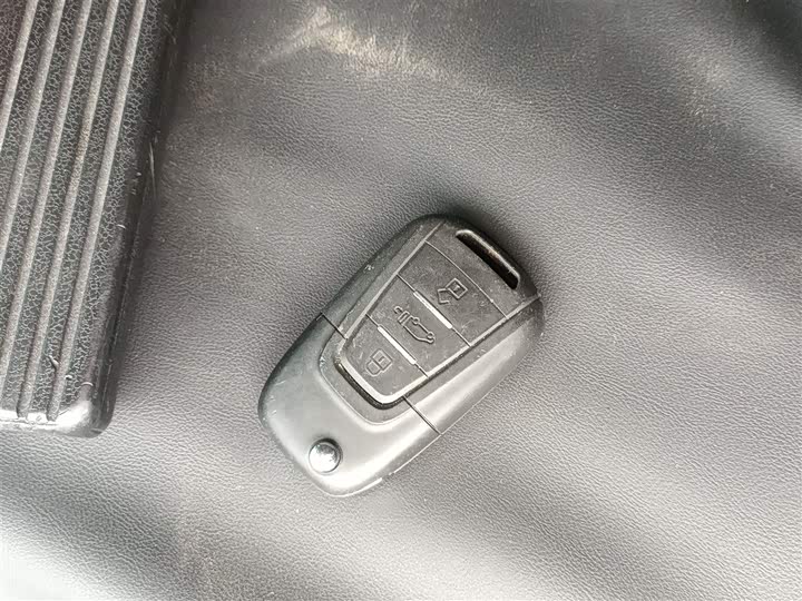 Maxus V80 2023 2023款 2.0T 手动经典傲运通短轴中顶5/6座