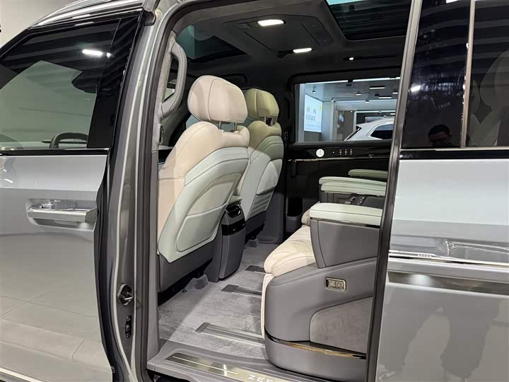 Zeekr 009 2024 2024款 七座过道版四驱 108kWh