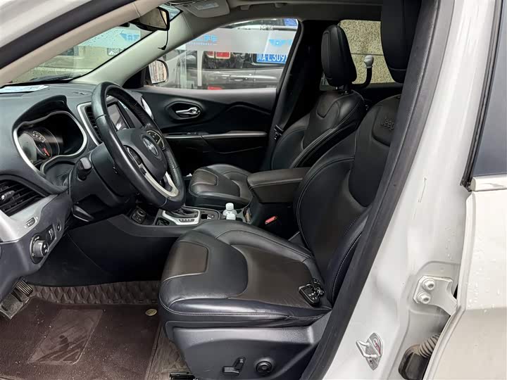 Jeep Cherokee 2020 2020款 2.0L 两驱经典运动版