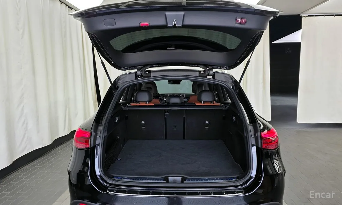 Mercedes-Benz GLC-Class 2023 GLC300 4MATIC AMG Line