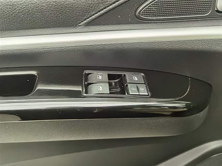 Dongfeng Forthing Lingzhi M5 2023 2023款 M5 1.6L 实用型 5座