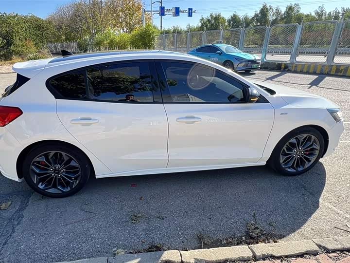 Ford Focus 2022 2022款 两厢 EcoBoost 180 自动ST Line