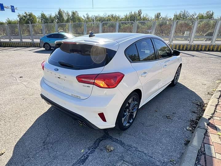 Ford Focus 2022 2022款 两厢 EcoBoost 180 自动ST Line