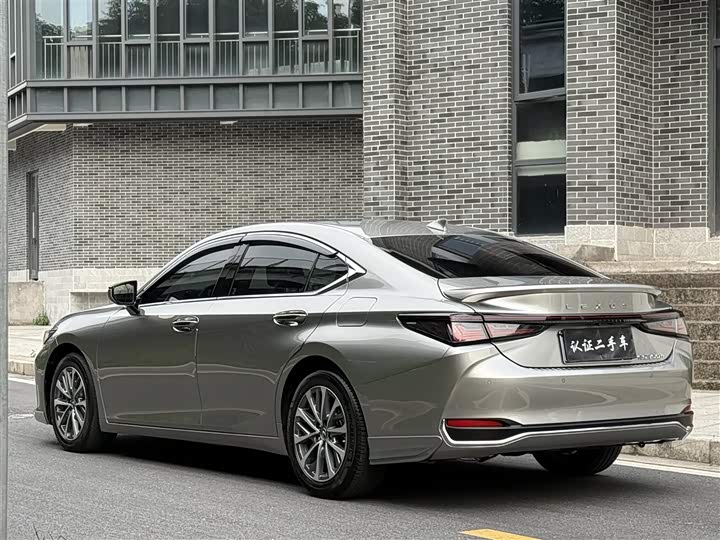 Lexus ES 2025 2025款 300h 臻享版