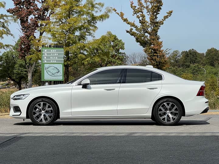 Volvo S60 2024 2024款 B4 智逸豪华版
