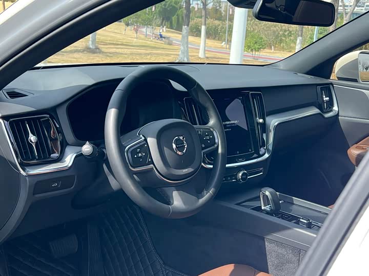 Volvo S60 2024 2024款 B4 智逸豪华版