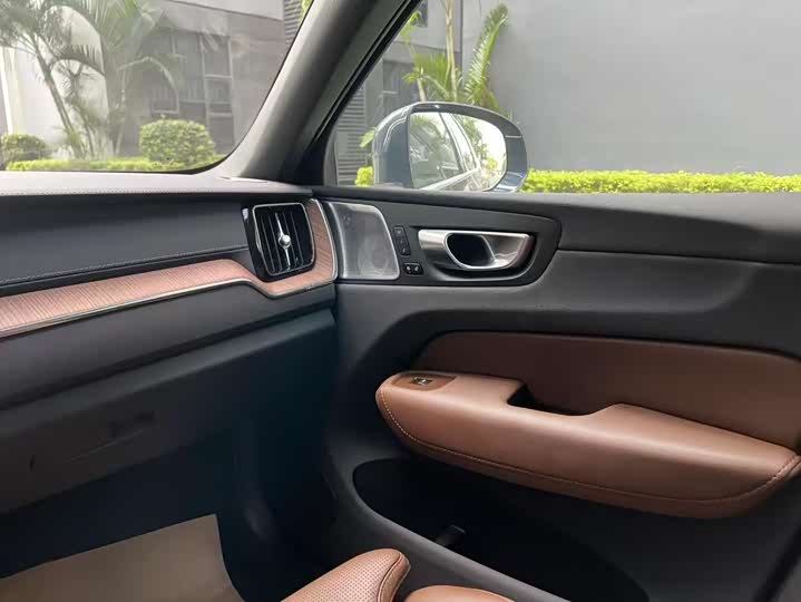 Volvo XC60 Hybrid 2025 2025款 插电式混动 长续航四驱智雅豪华版