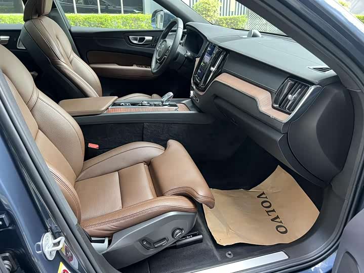 Volvo XC60 Hybrid 2025 2025款 插电式混动 长续航四驱智雅豪华版