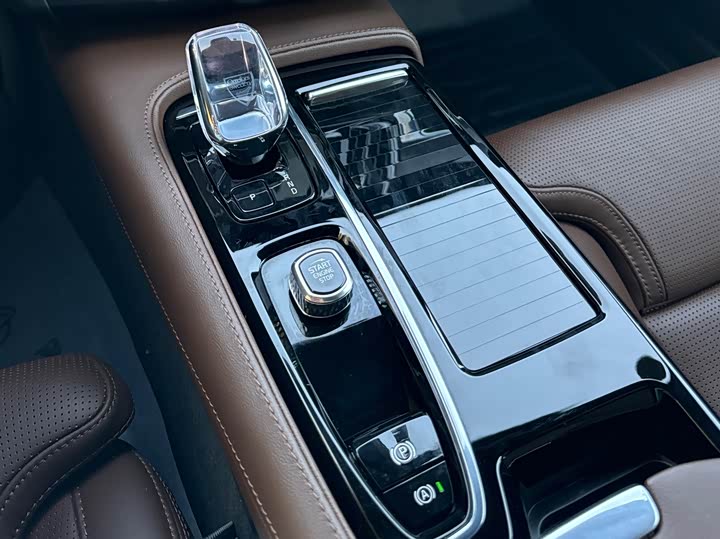 Volvo S90 Hybrid 2025 2025款 插电式混动 四驱长续航智雅豪华版