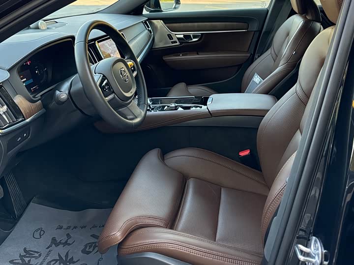 Volvo S90 Hybrid 2025 2025款 插电式混动 四驱长续航智雅豪华版