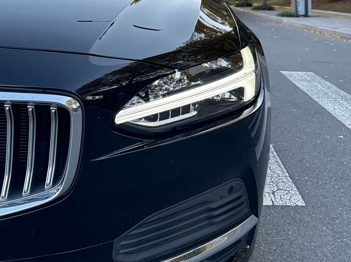 2025 Volvo S90 Hybrid