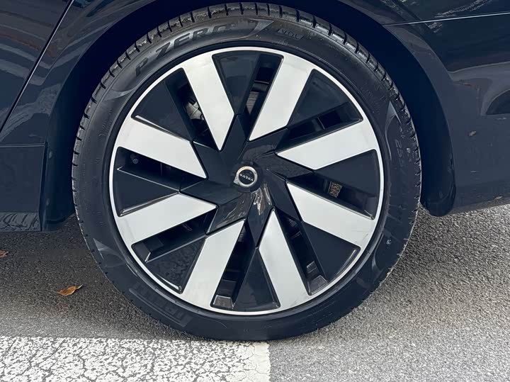 Volvo S90 Hybrid 2025 2025款 插电式混动 四驱长续航智雅豪华版