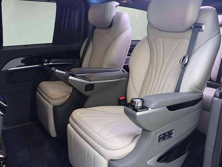 Mercedes-Benz V-Class 2024 2024款 V 300 L 长轴距尊贵版