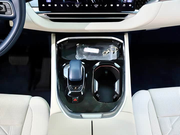 Zeekr 009 2024 2024款 六座行政版四驱 108kWh