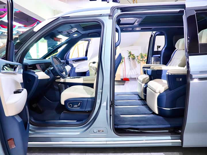 Zeekr 009 2024 2024款 六座行政版四驱 108kWh