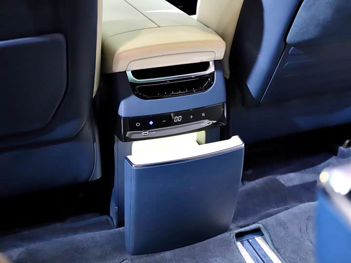 Zeekr 009 2024 2024款 六座行政版四驱 108kWh