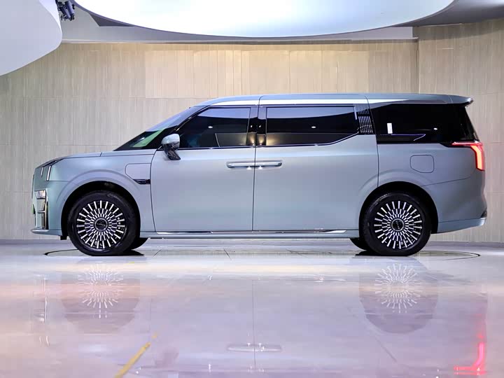 Zeekr 009 2024 2024款 六座行政版四驱 108kWh