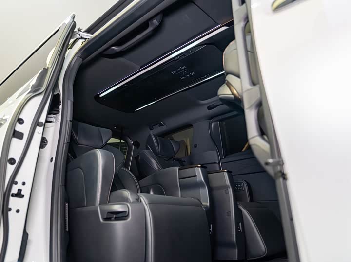 Toyota Alphard 2025 2025款 双擎 2.5L 尊贵黄金版