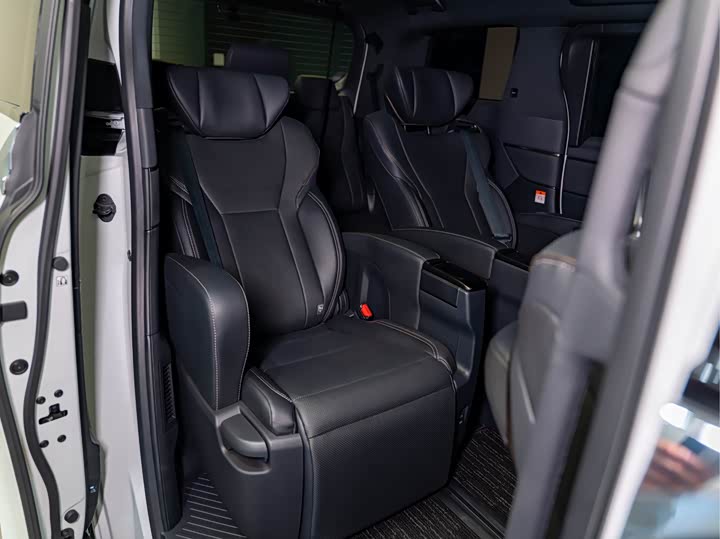 Toyota Alphard 2025 2025款 双擎 2.5L 尊贵黄金版