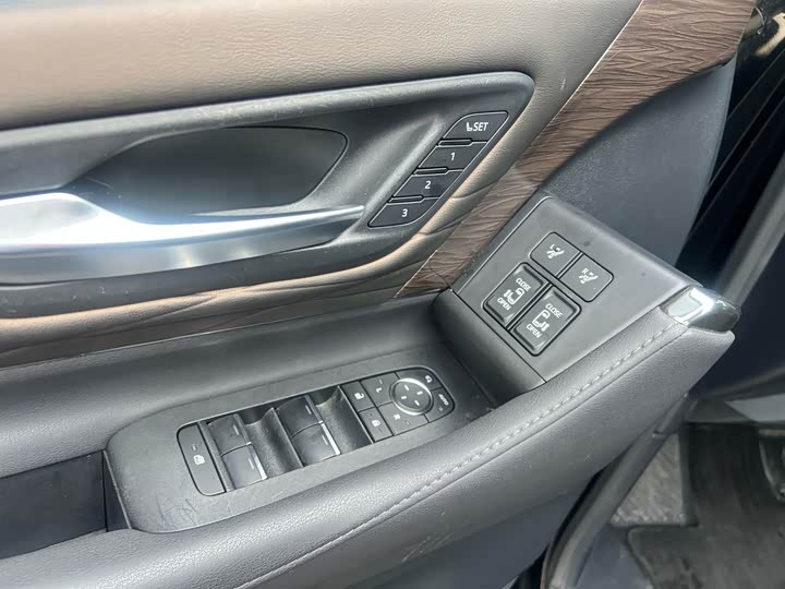 Toyota Vellfire 2024 2024款 皇冠 双擎 2.5L 至尊行政版