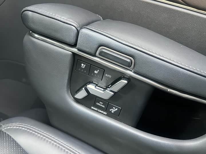 Toyota Vellfire 2024 2024款 皇冠 双擎 2.5L 至尊行政版