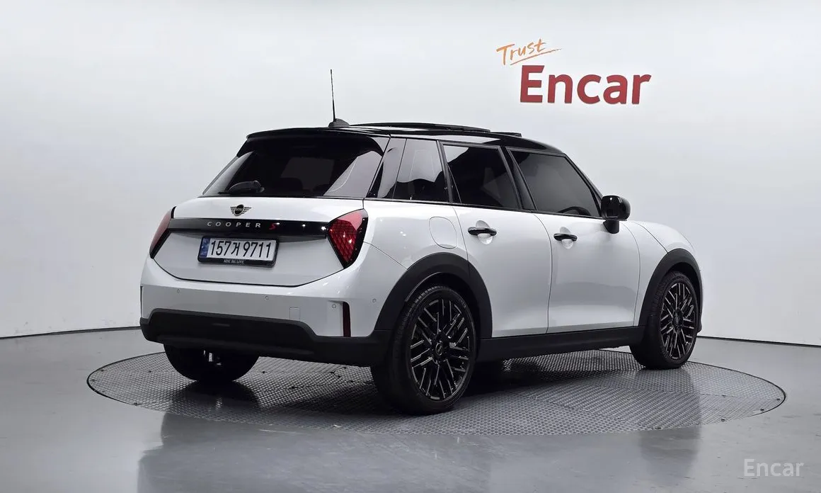 Mini Cooper 2024 5 Door Favoured