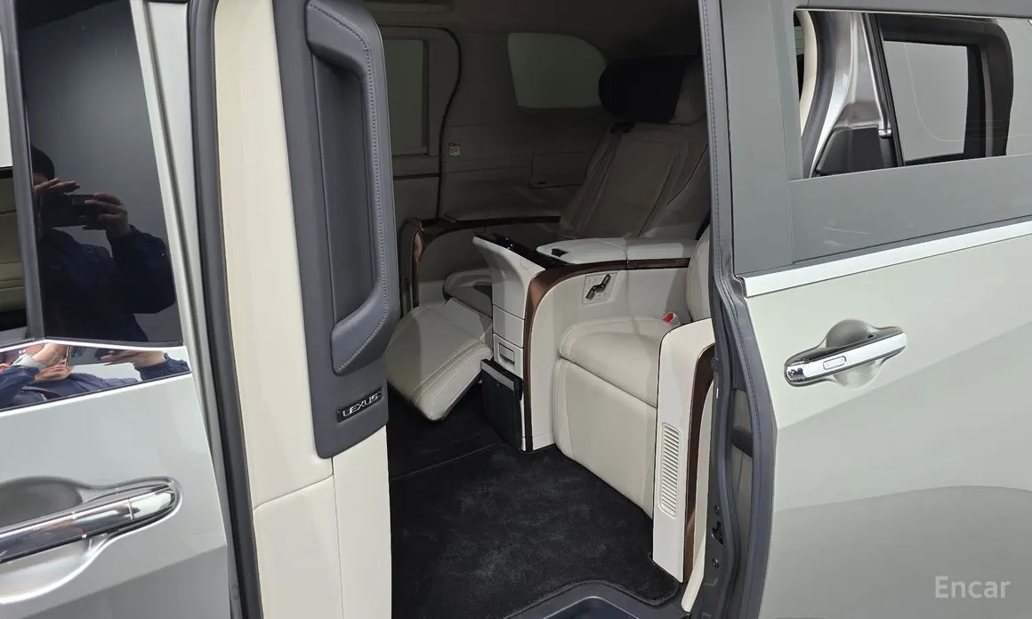 Lexus LM 2024 500h Royal