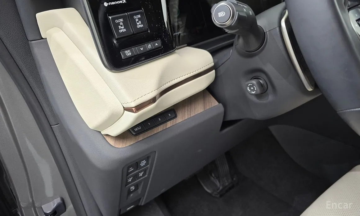 Lexus LM 2024 500h Royal