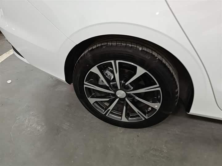 Geely Emgrand 2025 2025款 第4代 1.5L CVT尊贵型