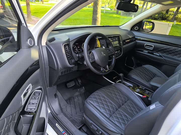 Mitsubishi Outlander 2021 2021款 2.4L 四驱致享版 7座
