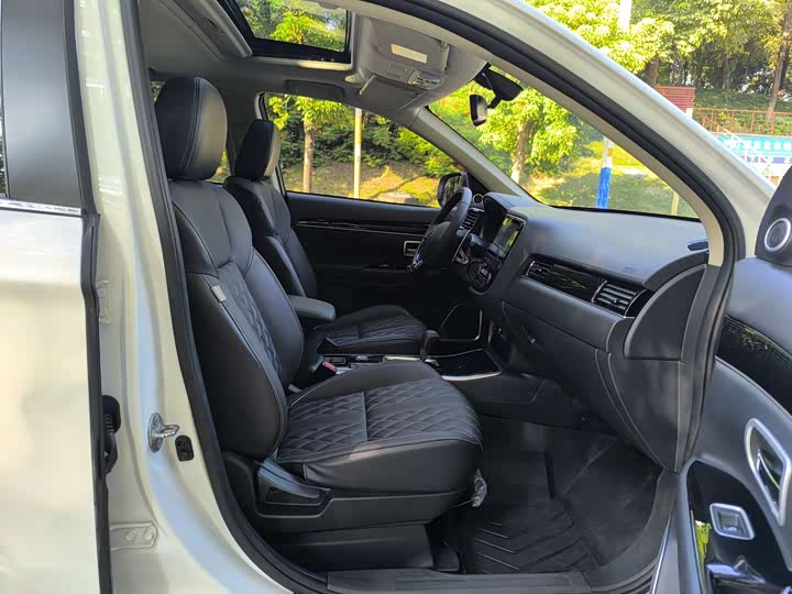 Mitsubishi Outlander 2021 2021款 2.4L 四驱致享版 7座