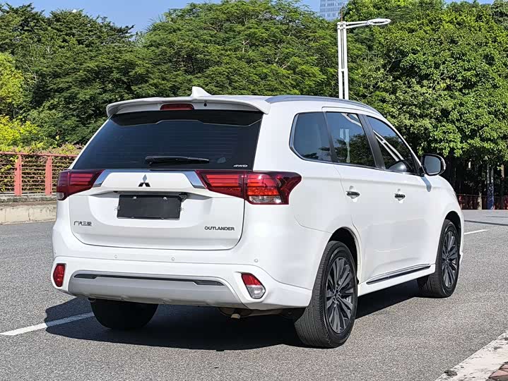 Mitsubishi Outlander 2021 2021款 2.4L 四驱致享版 7座