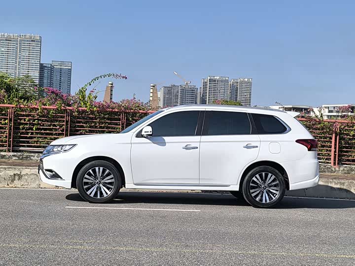 Mitsubishi Outlander 2021 2021款 2.4L 四驱致享版 7座