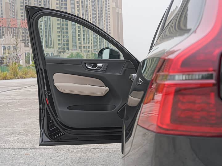 Volvo XC60 2026 2026款 B5 四驱智远豪华版