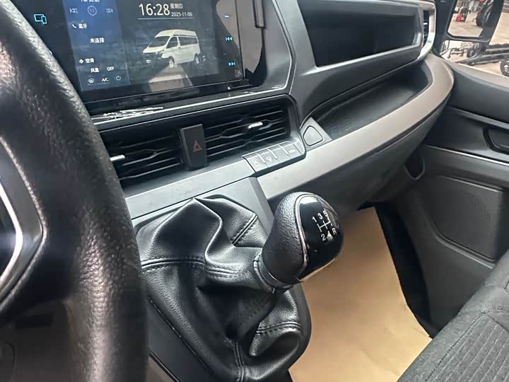 Ford Transit 2023 2023款 2.0T柴油手动多功能商用车短轴中顶5/6座