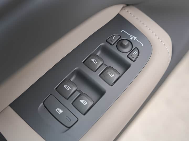 Volvo XC60 2026 2026款 B5 四驱智远豪华版